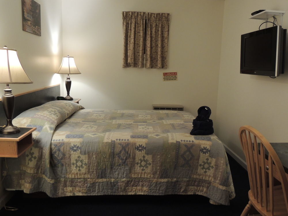 100 Mile Motel & Rv Park 100 Mile House Ngoại thất bức ảnh