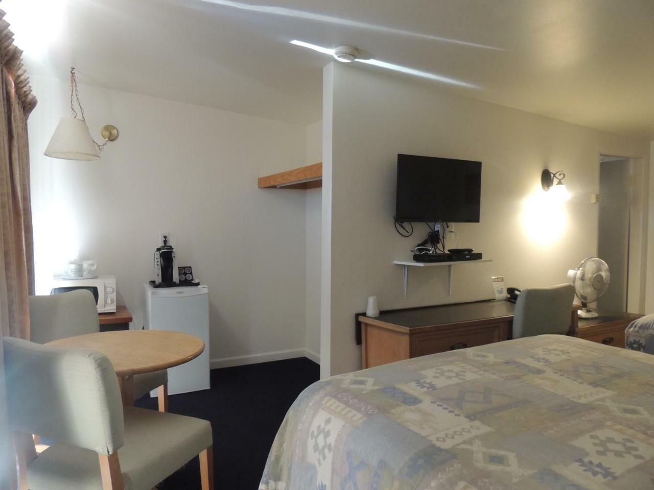 100 Mile Motel & Rv Park 100 Mile House Ngoại thất bức ảnh